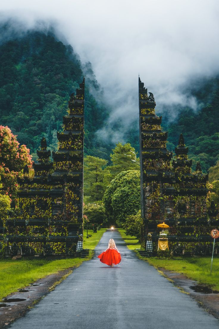 Tanah Lot, Ulun Danu Beratan & Handara Gate; continue to Ubud.